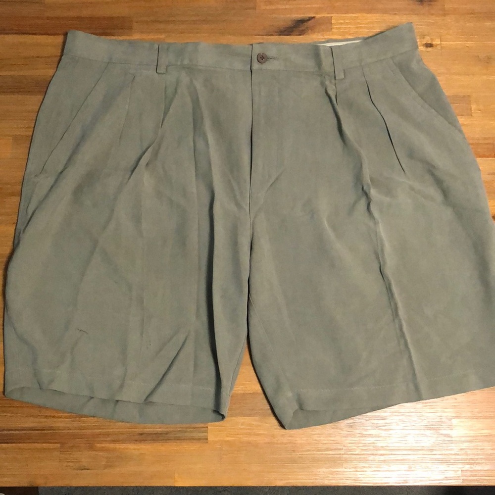 Tommy Bahama Relax size 42 pleated olive shorts